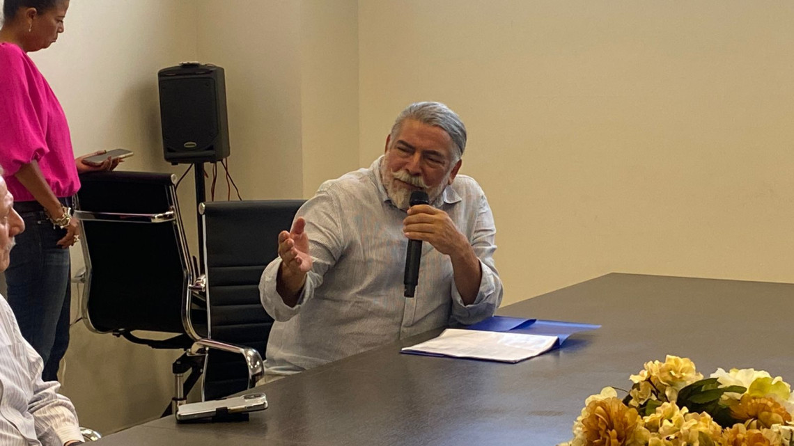 Reciben artistas material para cuadros