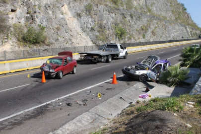 Fallece una mujer y hay tres lesionados en choque registrado en la Autopista del Sol