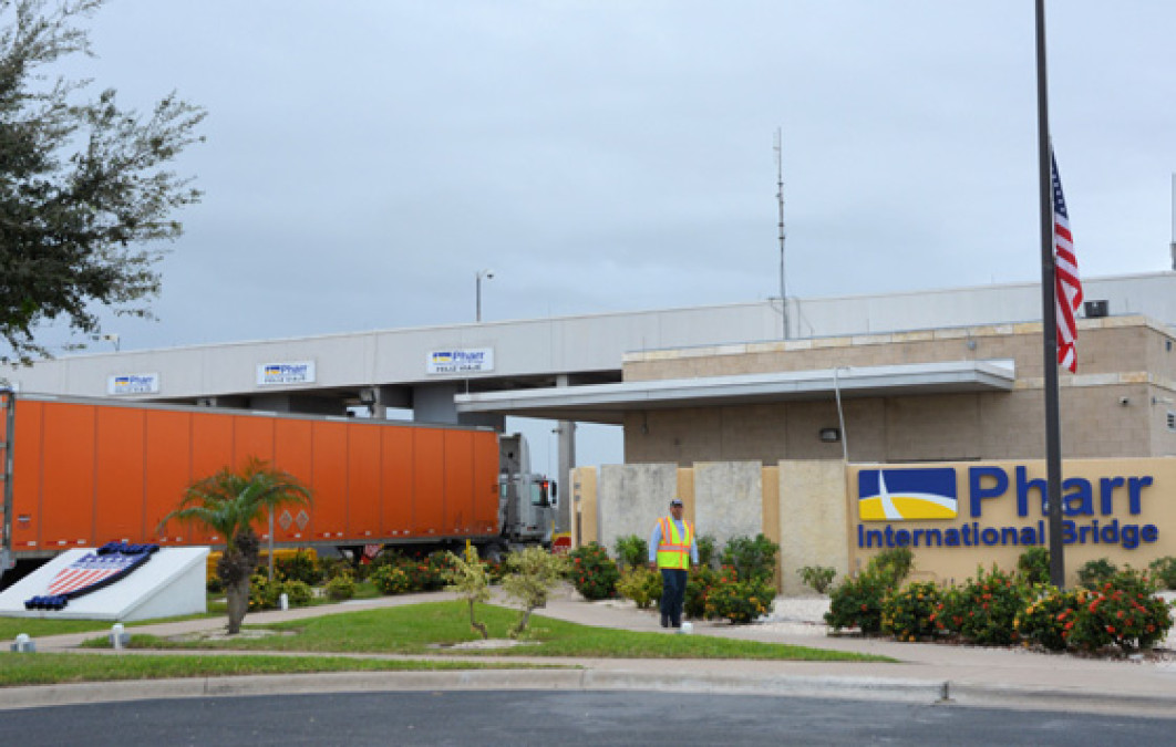 Grupo de migrantes intentan ingresar a EUA por el Puente Pharr 