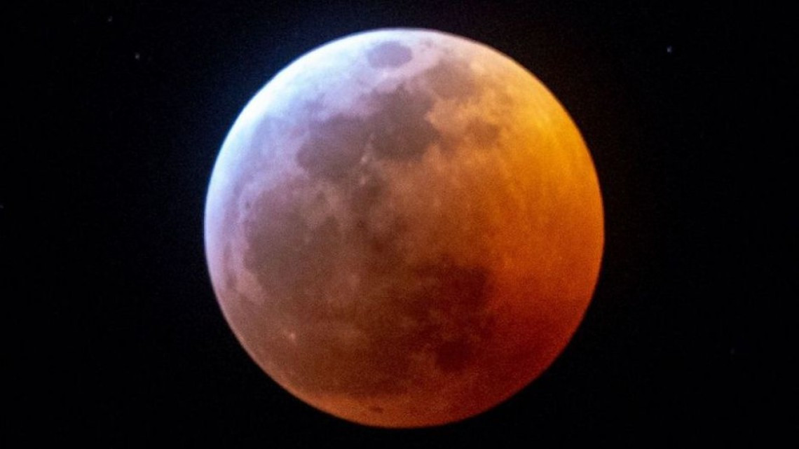 La "Superluna de sangre de lobo" en fotos