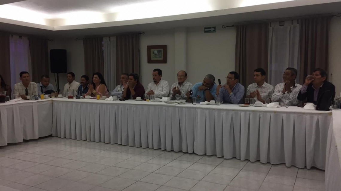 Celebra Adrián Oseguera Kernion a periodistas por su día