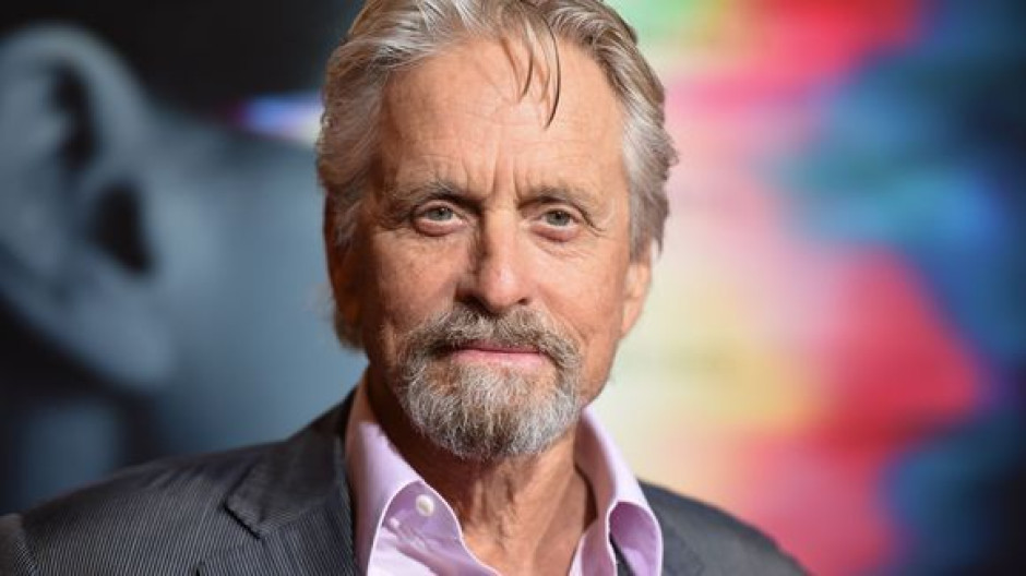 Michael Douglas niega el haberse masturbado ante escritora