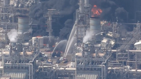Reportan incendio y explosión en refinería Deer Park