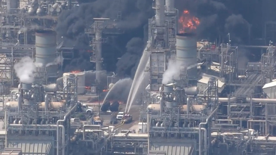 Reportan incendio y explosión en refinería Deer Park
