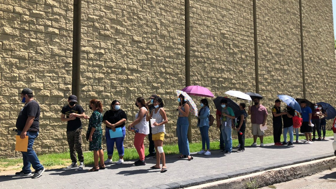 Gran afluencia de jóvenes en primer día de vacunación contra COVID-19 a mayores de 18 años en Nvo. Laredo 