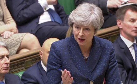 Theresa May dispuesta a solicitar a UE prórroga para el Brexit
