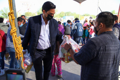 Lleva Presidente Municipal Carlos Peña Ortiz, mensaje navideño a las familias de la colonia Constitución