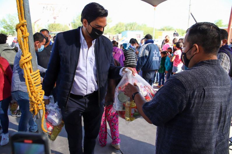 Lleva Presidente Municipal Carlos Peña Ortiz, mensaje navideño a las familias de la colonia Constitución