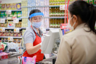 Cubrebocas ya son opcionales para empleados y clientes de HEB vacunados