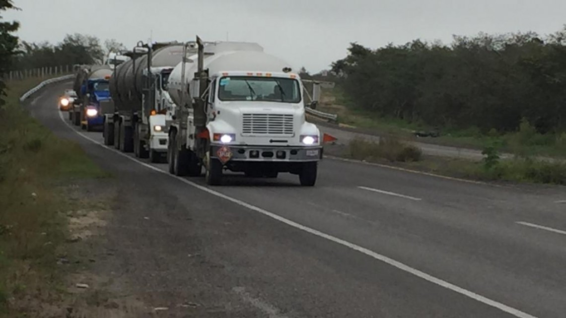 Federales custodian pipas con combustible que son llevadas a la frontera norte de Tamaulipas