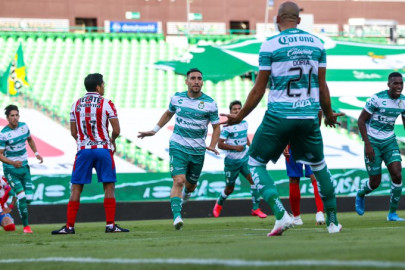  Santos se impone 2-0 a las Chivas 