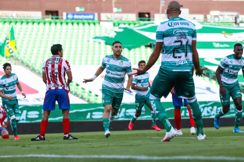  Santos se impone 2-0 a las Chivas 