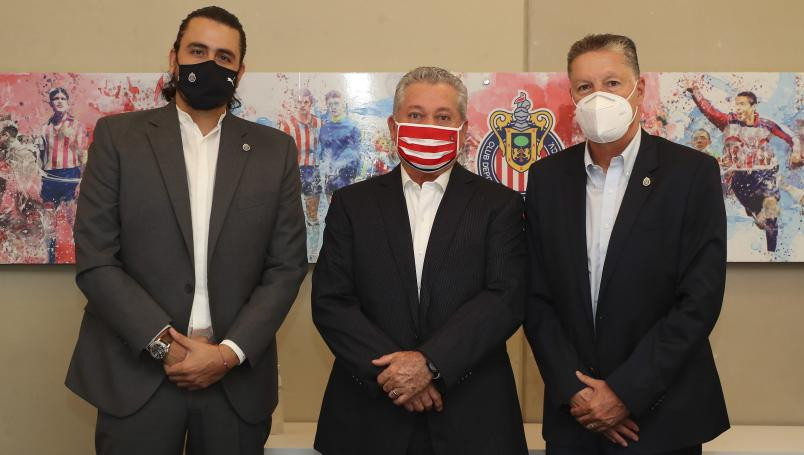 Presenta Chivas a Víctor Manuel Vucetich como su nuevo DT