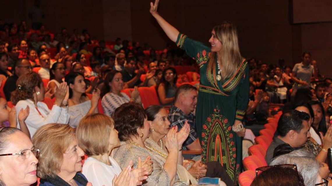 Alcaldesa asiste a presentación del ballet clásico "Alicia en el país de las maravillas"