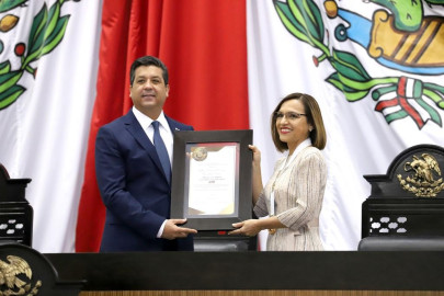 Galardona Congreso a Diana Guardiola por sus aportaciones a la educación de la niñez mexicana