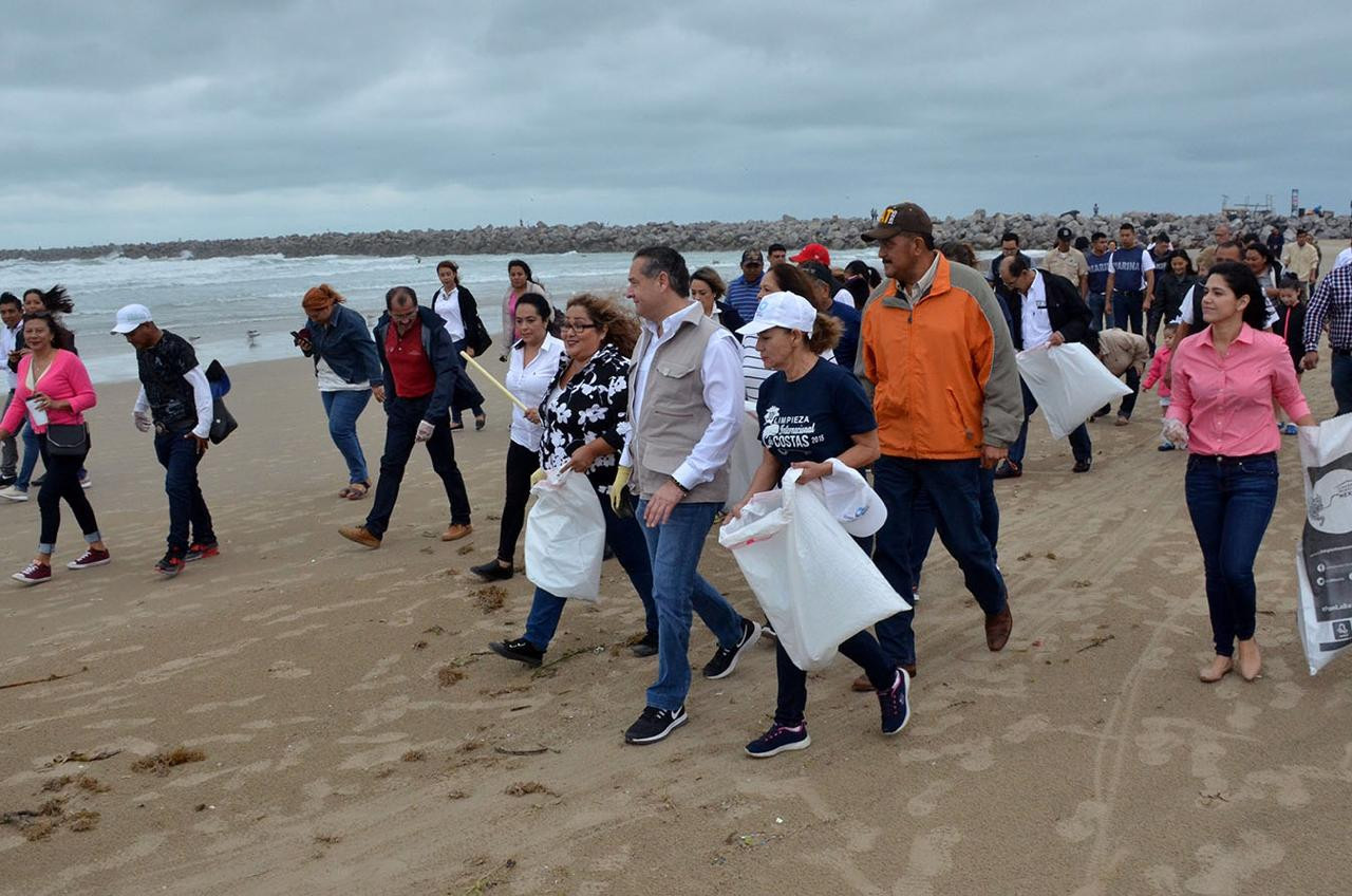 Coordinan esfuerzos Andrián Oseguera y ONG para limpiar playa Miramar 