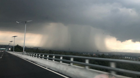 ¡Espectacular! Captan "bomba de lluvia" durante la tromba en CDMX