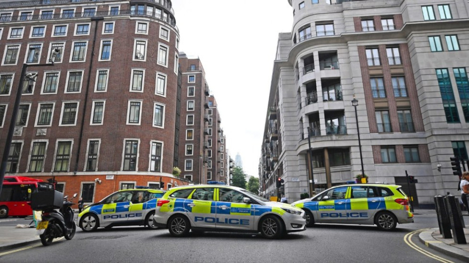 Sujeto acuchilla a hombre afuera del Ministerio del Interior en Londres