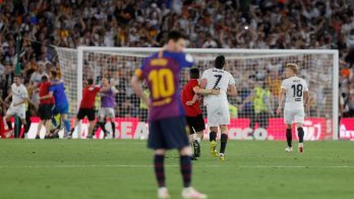 El Valencia gana su octava Copa del Rey al imponerse al Barcelona