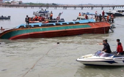 6 muertos tras naufragio de barco turístico en Senegal 