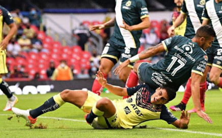 Operan con éxito a Santiago Naveda tras su lesión en el juego contra Puebla 