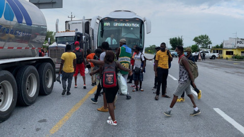 Haitianos son retenidos en la Victoria - Matamoros; denuncian racismo