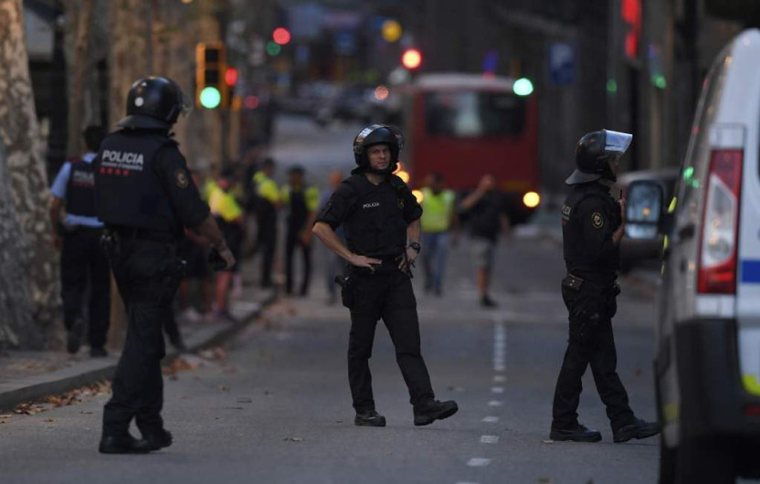 Abaten en Barcelona a hombre que llevaba cinturón de explosivos 