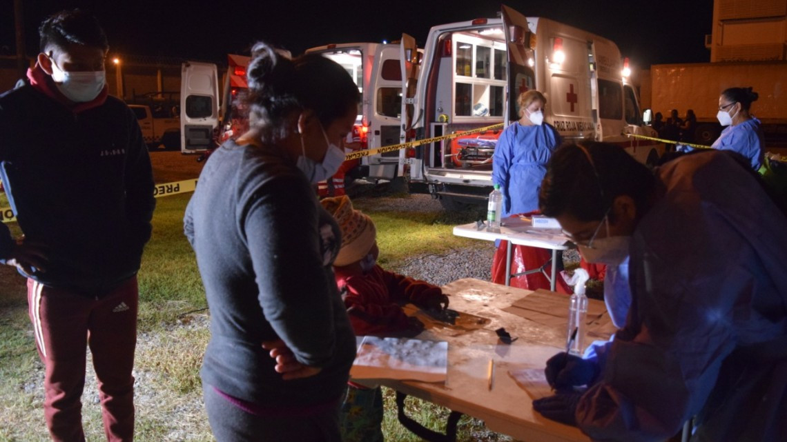Asegura la Guardia Nacional a 800 migrantes que eran transportados en cajas de 3 tráilers