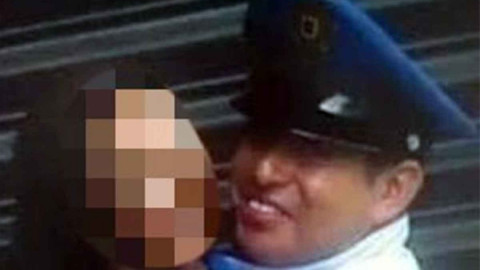 Captan a policía cariñoso con una mujer en horas de trabajo