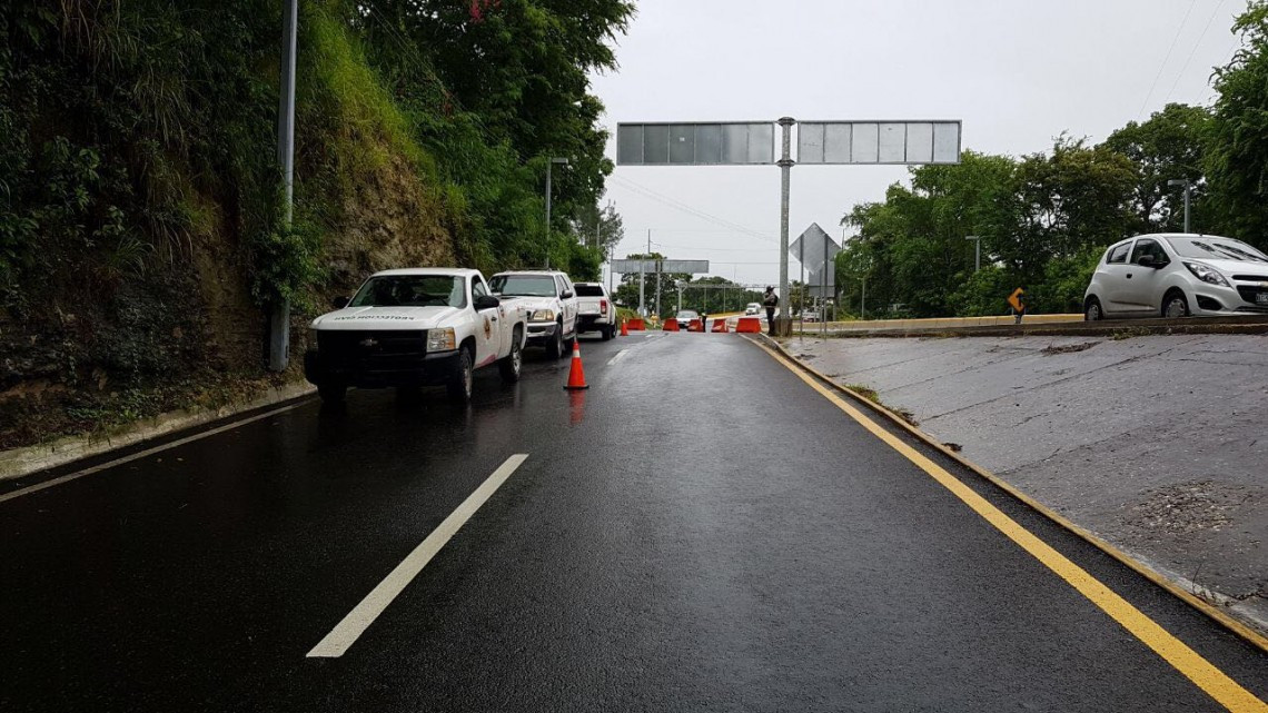 Se desgaja cerró de la Obrera