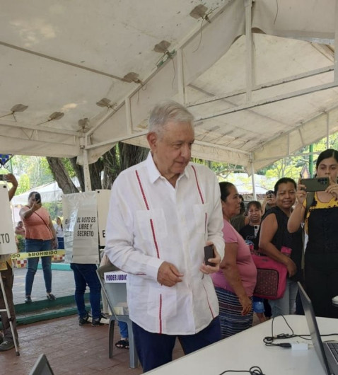 AMLO acude a votar en la Elección Judicial 