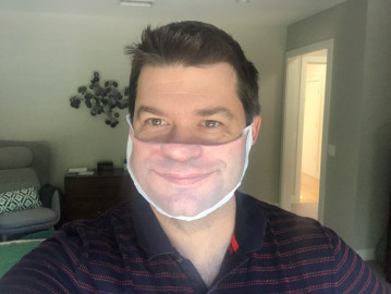 Hombre hace una original mascarilla con su foto