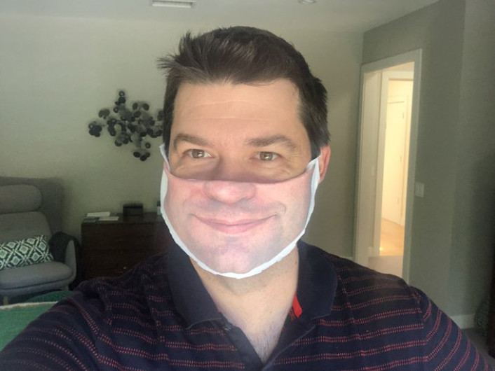 Hombre hace una original mascarilla con su foto