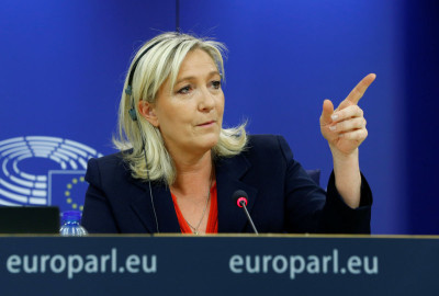 Quitan inmunidad a Marine Le Pen
