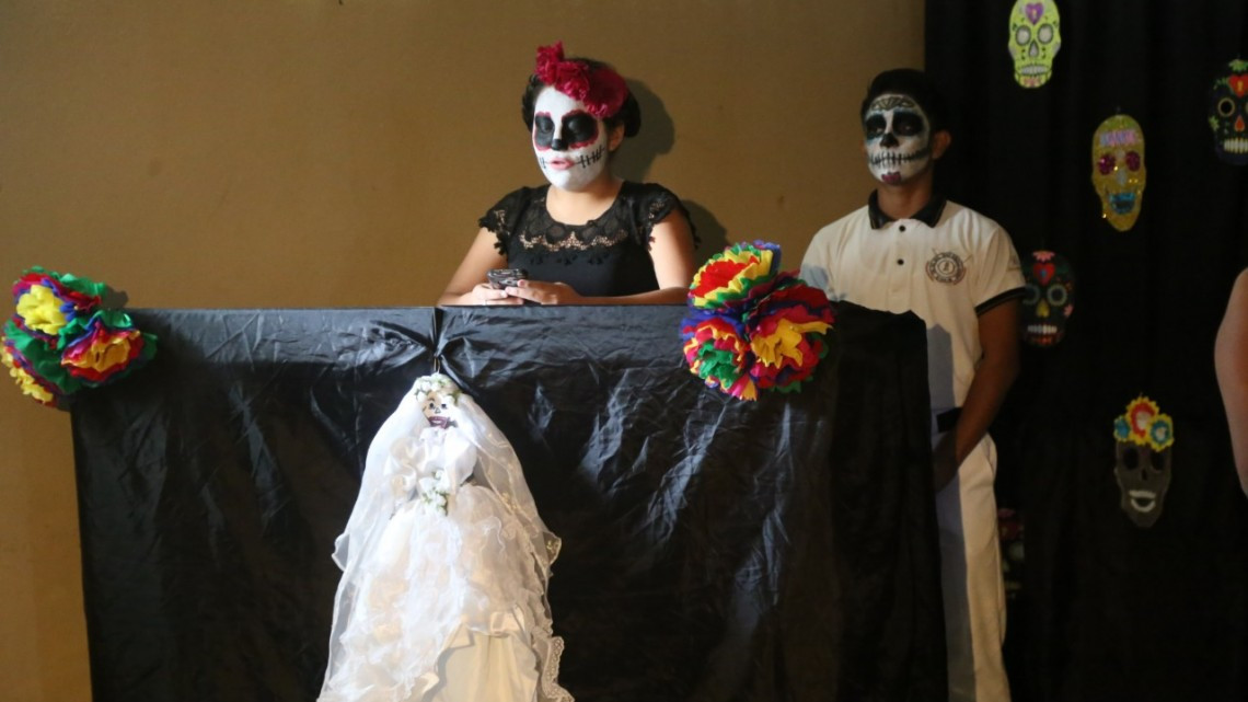 Alumnos participan en celebración del día de muertos