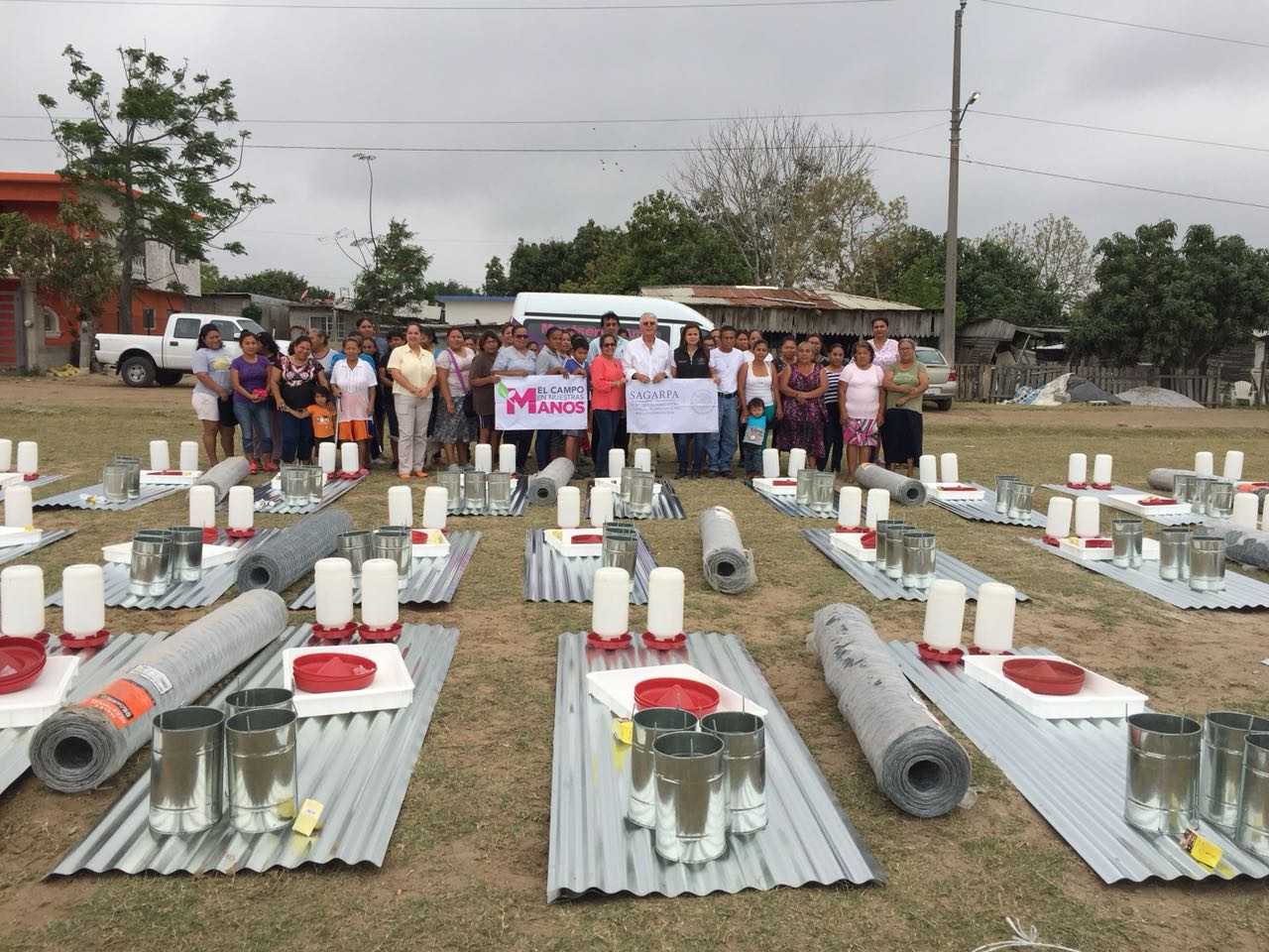 Diputada entrega apoyos en el Chispus