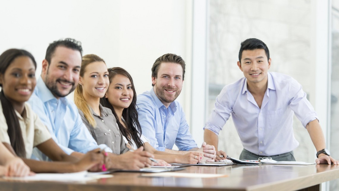 Simu Liu se ríe de su pasado como actor de fotografías de Stock mientras promociona “Shang-Chi”
