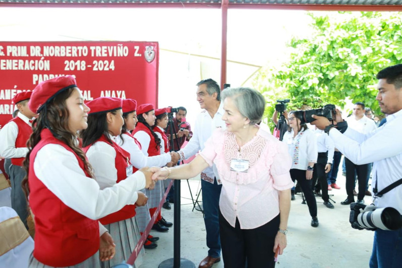 Apadrinan Américo y María a estudiantes de Xicoténcatl; presupuesto sin límites para becas