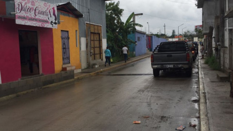 Vecinos piden ayuda, se inundan cada vez que llueve