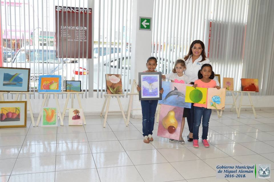 Felicita Alcaldesa a niñas talentosas de la Casa de la Cultura