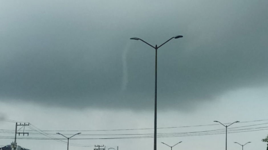 Tormenta forma una nube embudo 