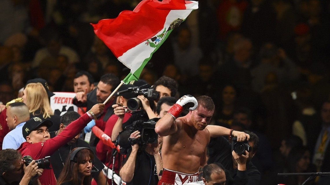 Canelo noquea en 3 rounds a Rocky Fielding