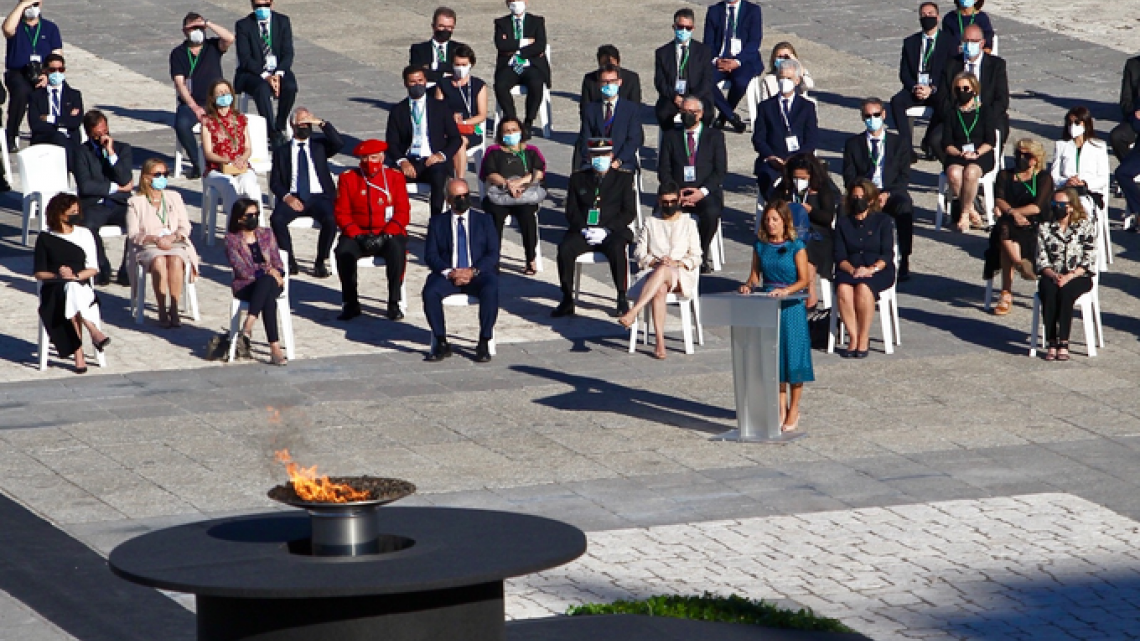 Homenajean a víctimas de COVID-19 en España