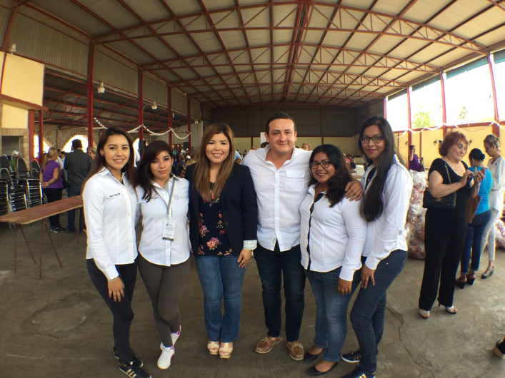 Sensibilizan a jóvenes entregando comida a indigentes