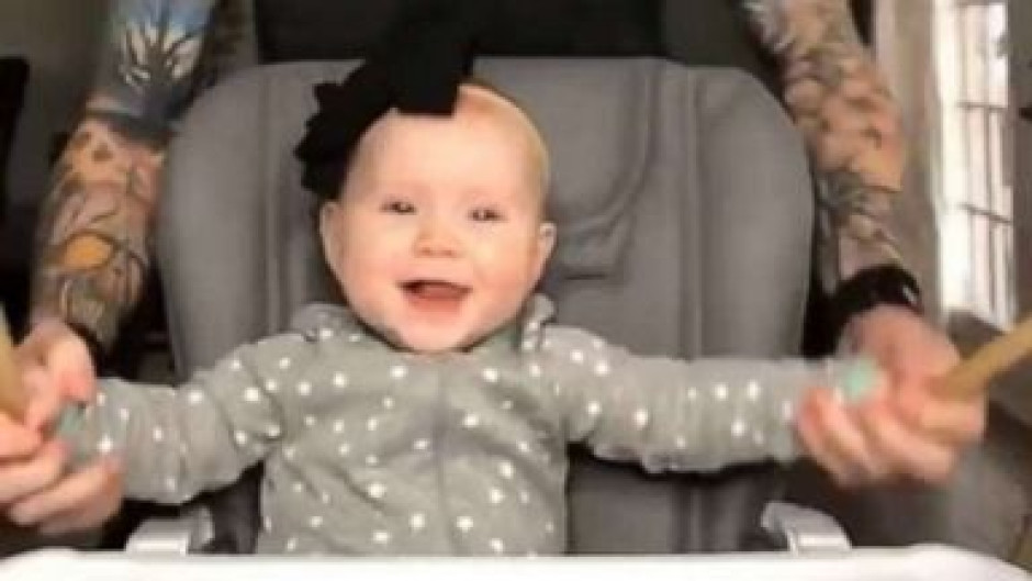 Bebé aprende heavy metal con su papá