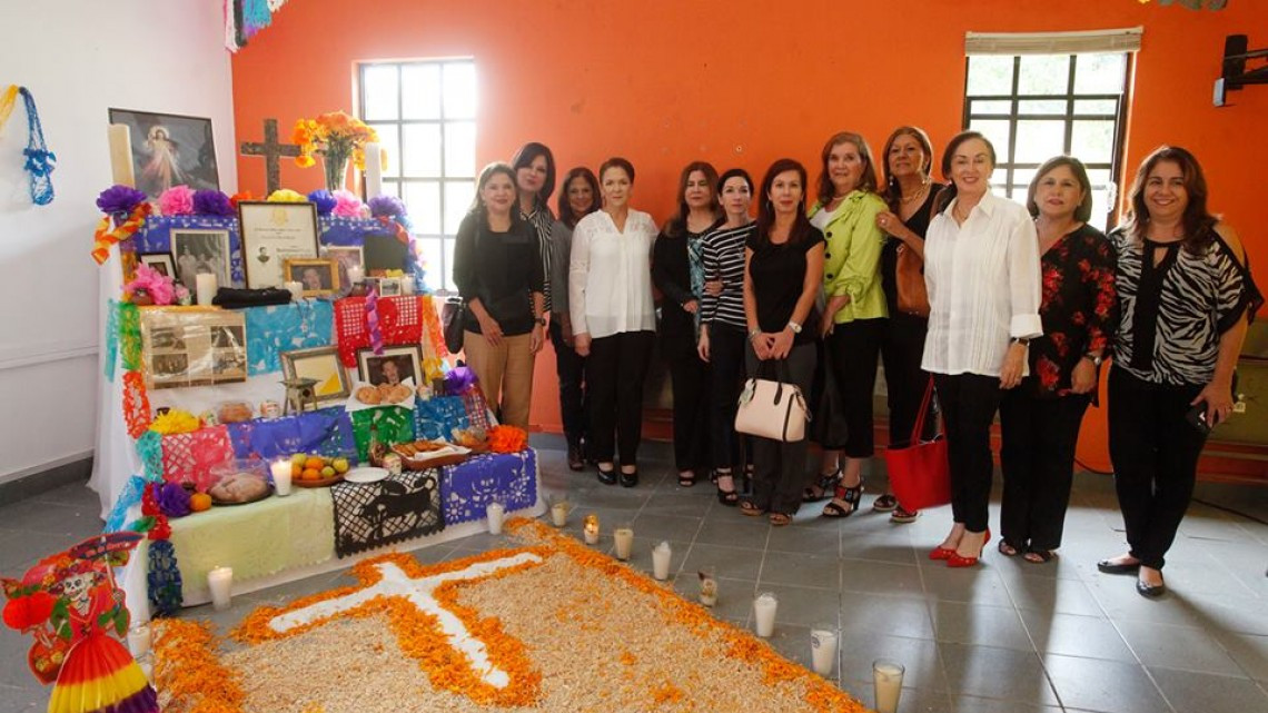 Pdta. del DIF realiza recorrido de altares