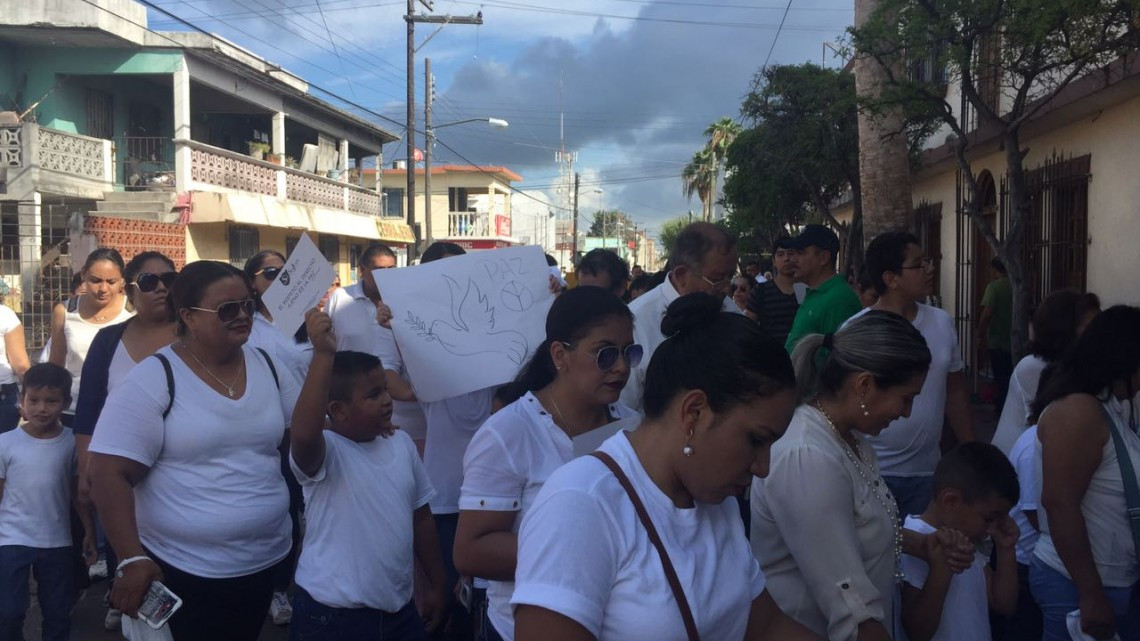 Marchan más de 300 niños por la paz