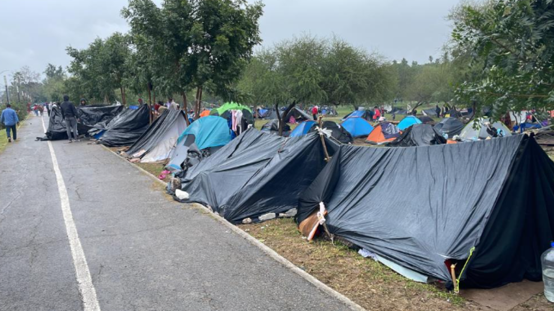 Reportan miles de migrantes varados en Matamoros a la espera de EU ponga fin al título 42