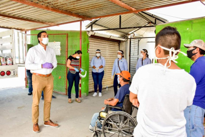 Voluntariado DIF entrega despensas alimenticias a locatarios del tianguis de la colonia La Joya