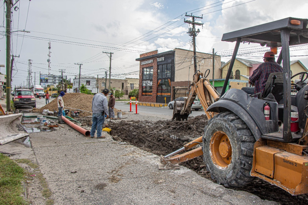 Rehabilita Gobierno de Matamoros drenaje sanitario en tramo de avenida Carlos Salazar 